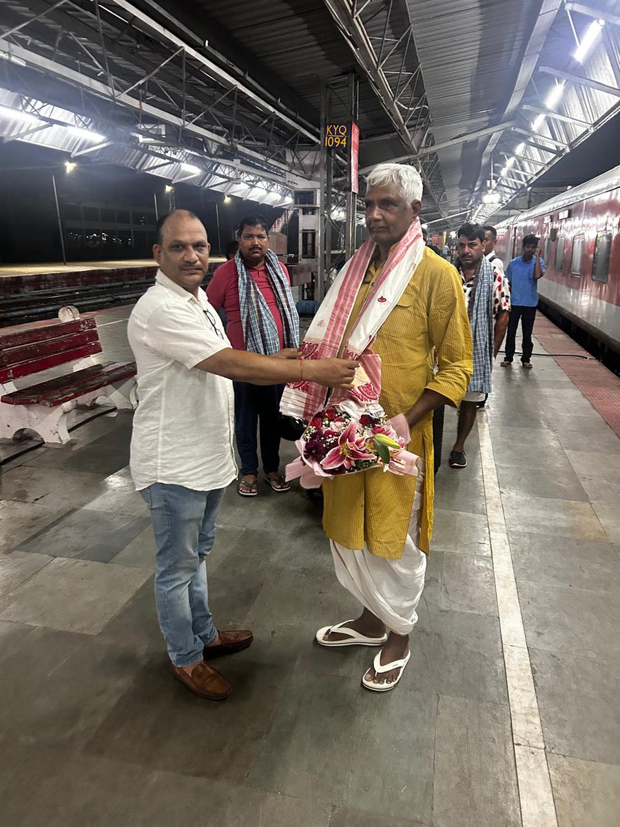 SabhakunwarBJP's tweet photo. आसाम प्रवास के दौरान #BJPGuwahati के साथियों ने आज रात्री गुवाहाटी रेलवे स्टेशन आगमन पर पुष्प गुच्छ व अंग वस्त्र भेंट कर स्वागत वंदन अभिनंदन किया...

आभार🙏
@BJP4Assam https://t.co/wCRDB19sUc