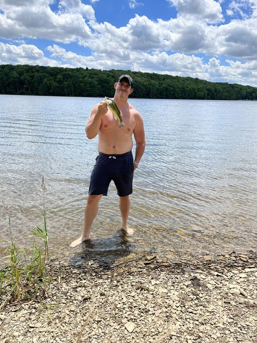 Beautiful day at the lake ⛅ https://t.co/0olrDfUkJ2