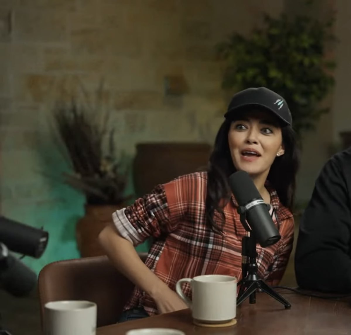 edzortayls's tweet image. so many thoughts on this
1. shes so 🤏
2. this is such lucy behavior 
3. HER WEARING A CAP AND A FLANNEL i need more of this

#SaveNCISHawaii #MakeItWork