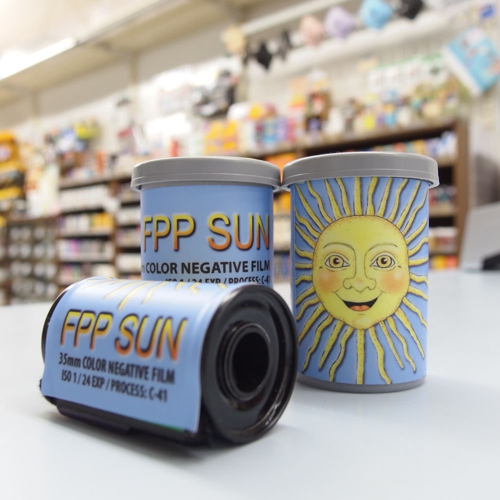 champcamera's tweet photo. SUN COLOR ISO 1☆ by #たまプラーザ 店
#ISO1 しかない超低感度 #カラーネガフィルム SUN!
良く晴れた日や三脚を使っての撮影と、ISOの設定が出来るカメラでのご使用が推奨ですがとても雰囲気の良い写真が撮れます♪
#FilmPhotographyProject #たまプラ #田園都市線
https://t.co/FluJhwRV3c https://t.co/qwnF0gLCty