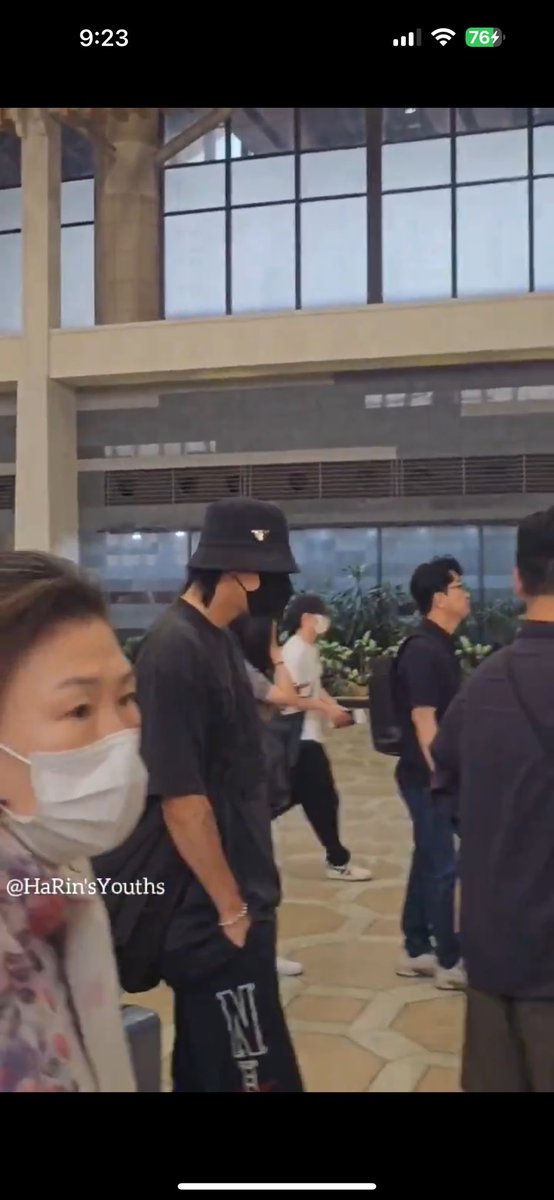 starfess's tweet photo. -star Chanyeol Kyungsoo hri ini ke Jepang. Meraka ada di airport yg sama tp semua org fokusnya ke CY doang dan Kyungsoo yg pakai baju putih jln dgn mulus bgtu saja krna gk ada yg ngeh klo itu Ksoo 😭
https://t.co/7DKtcoLl1L