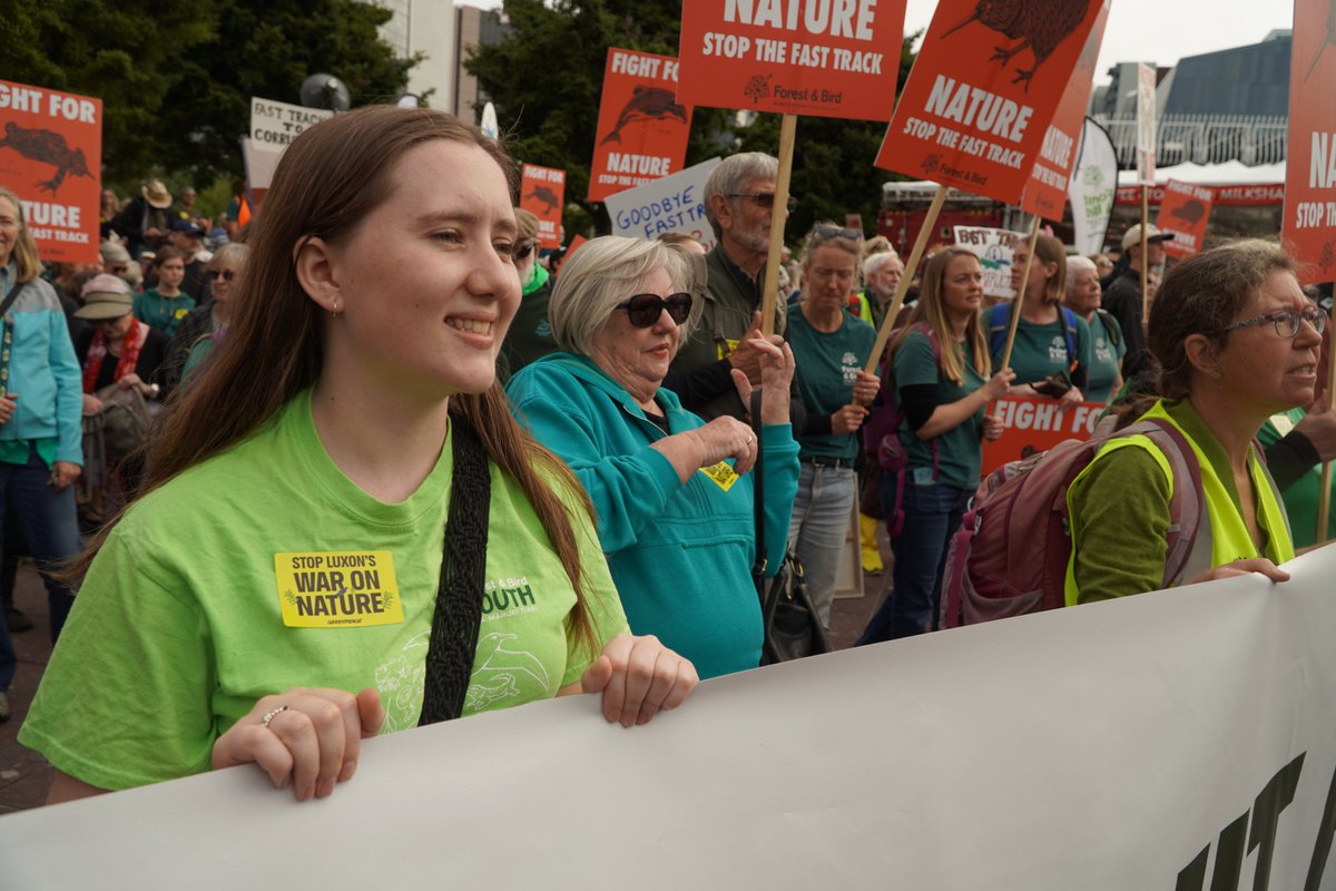 Forest_and_Bird's tweet photo. A heartfelt thank you from all of us at Forest &amp; Bird to everyone who joined us at the 20,000 strong (and vocal!) March for Nature on Tāmaki Makaurau Auckland’s Queen Street on Saturday afternoon 💚👏💚This is just the start!
#stopfasttrack #waronnature https://t.co/4nMCVBgao3