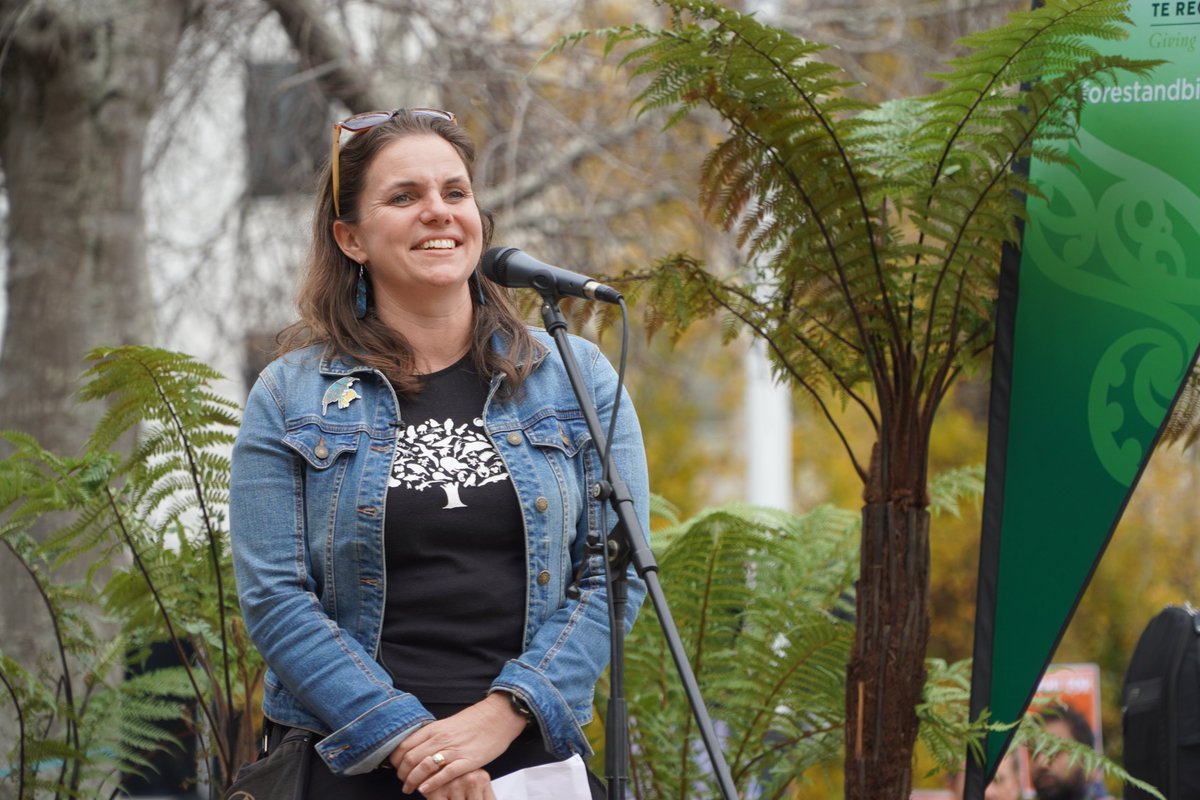 Forest_and_Bird's tweet photo. A heartfelt thank you from all of us at Forest &amp; Bird to everyone who joined us at the 20,000 strong (and vocal!) March for Nature on Tāmaki Makaurau Auckland’s Queen Street on Saturday afternoon 💚👏💚This is just the start!
#stopfasttrack #waronnature https://t.co/4nMCVBgao3