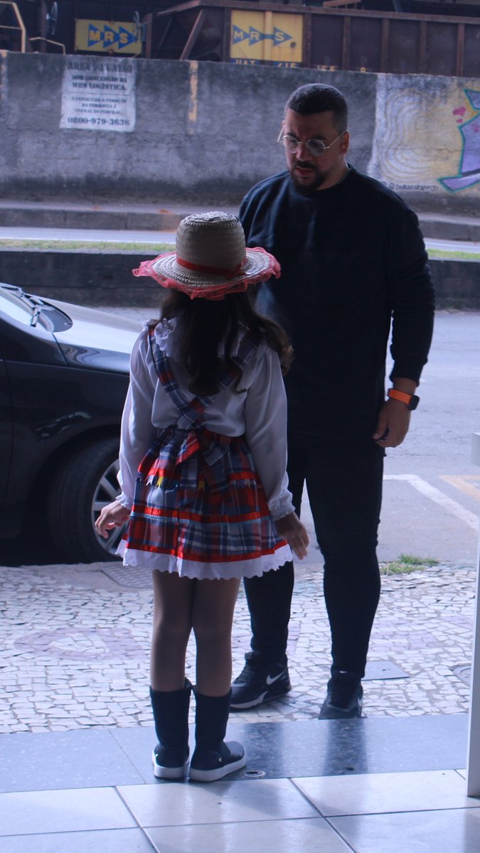 oleonardosouzza's tweet photo. Minha vida.
Minha alegria.
Meu respirar.
E agora minha colega de trabalho!
Muito orgulho de dirigir você, e principalmente de ver seu crescimento profissional, parabéns!
#teamofilha https://t.co/IXJJO6VcMk
