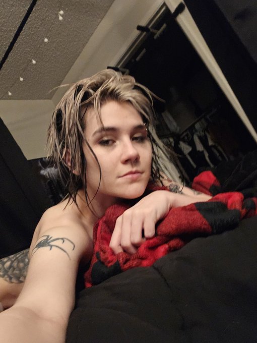 from a while back  messy post-shower makeup 💯 https://t.co/qhJW5IvRm8<a href="/tag/mvsales"class="tags"><span>#mvsales</span></a>