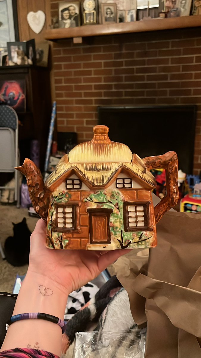 SammyRue12's tweet photo. #LockNation look at what I found this weekend at an antique shop while on my bachelorette trip!! It was meant to be
#SaveLockwoodandCo https://t.co/T7CtcyNLBX