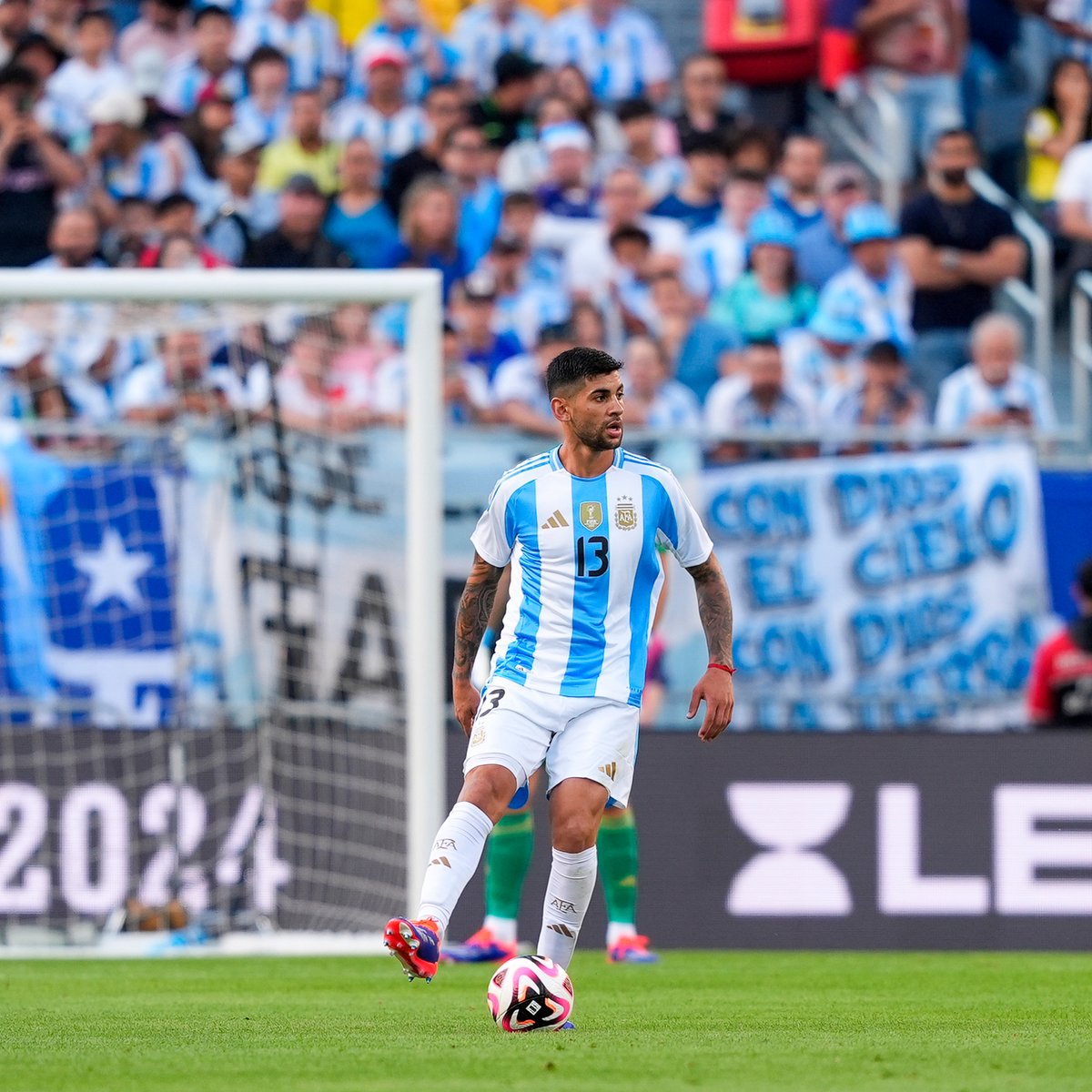 Argentina's tweet photo. #SelecciónMayor Defiende y asiste 🫡

Nuestro central, @CutiRomero2 ⚔️ https://t.co/weoZES4kLt