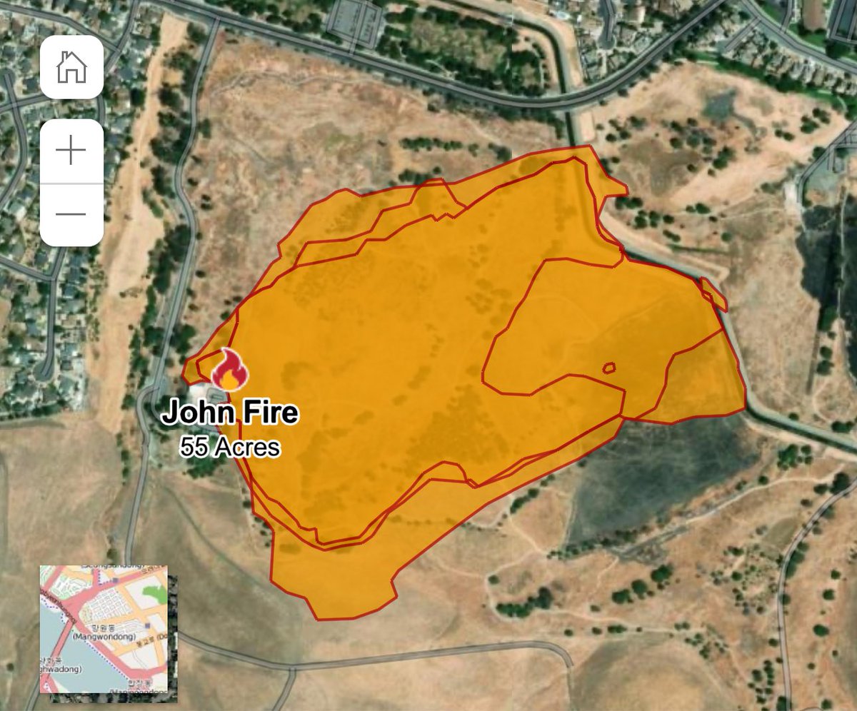 RobMayeda's tweet photo. At 55 acres per @CAL_FIRE site as of 6:30 pm. Some pretty bone dry grasses in the former Delta view golf course area, note wind pushing fire toward Contra Costa Canal and to the south of W Leland Rd #JohnFire 6/9/2024 https://t.co/654WxTB6CF