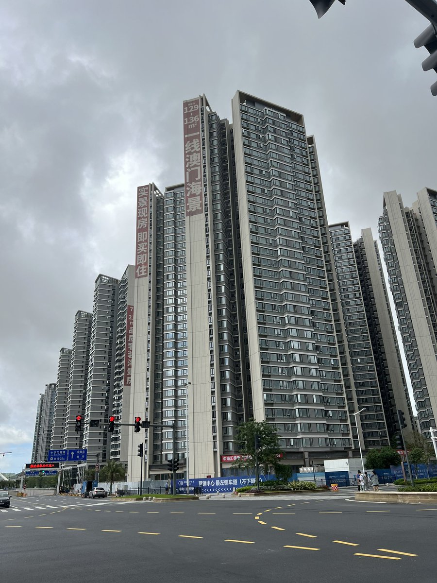 DarioCpx's tweet image. Can you believe this whole area is completely empty and unsold… looks like only the exteriors being finished up 🥹