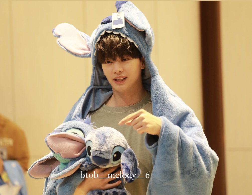 btob__melody__6's tweet photo. 2024.06.09  에바라인 팬사인회

僕スティッチに似てるの？スティッチってコアラ？？って😂😂😂

#육성재 #ユクソンジェ #YOOKSUNGJAE 
#비투비 #BTOB @BTOB_6SJ https://t.co/bvaWvLNIPe