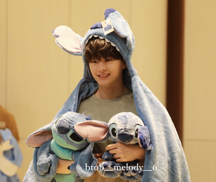 btob__melody__6's tweet photo. 2024.06.09  에바라인 팬사인회

僕スティッチに似てるの？スティッチってコアラ？？って😂😂😂

#육성재 #ユクソンジェ #YOOKSUNGJAE 
#비투비 #BTOB @BTOB_6SJ https://t.co/bvaWvLNIPe