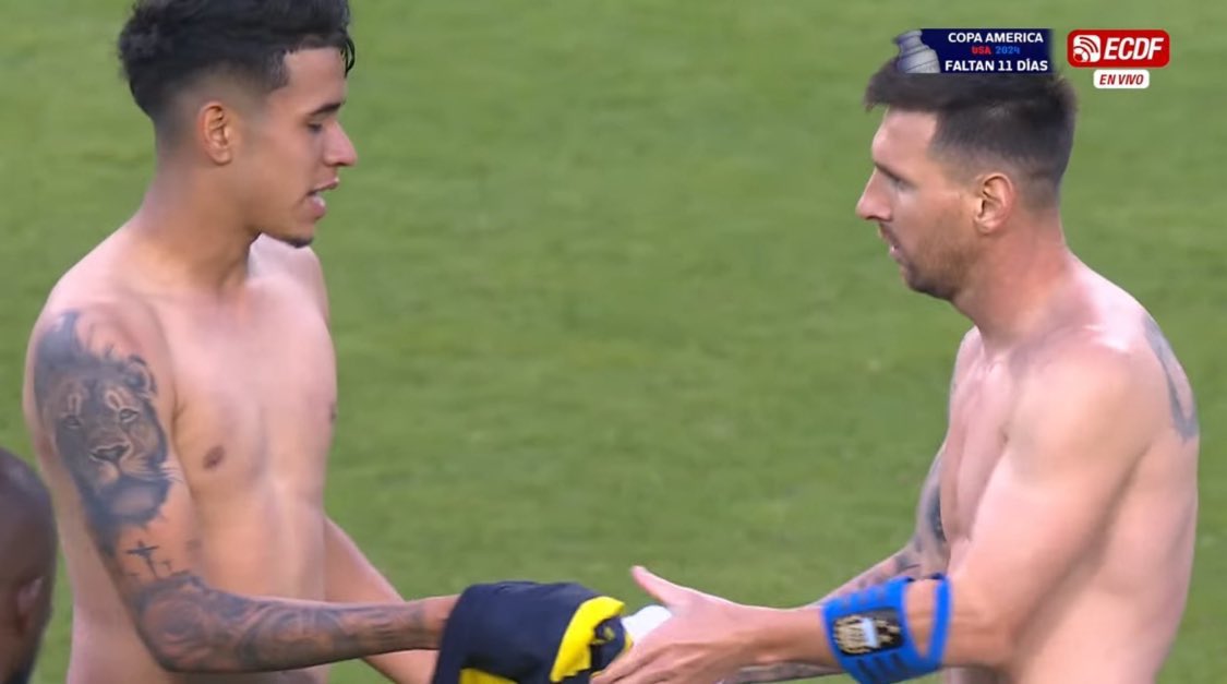 🔵INTERCAMBIO DE CAMISETA ENTRE MESSI Y KENDRY PÁEZ 

Lionel Messi intercambió camiseta con Kendry Páez después del pitazo final del encuentro que terminó en derrota por la mínima para la Tricolor.