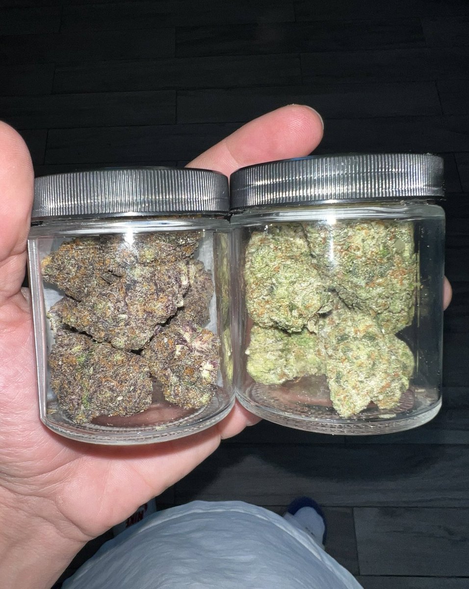 _StonersRUs_'s tweet photo. Left or right? 👀😋

#StonerFam #Mmemberville https://t.co/4XenvuV9Ai