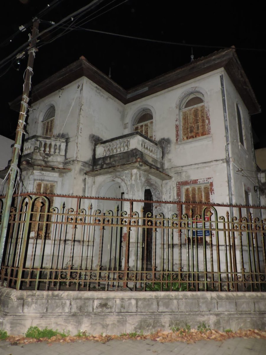 LA CASA EMBRUJADA DE SANTA FE 

Le pedimos al Chimi ir a conocer la casa de dos pisos absolutamente tétrica qué está en la esquina de 3 de Febrero y avenida Freyre, en la que ni siquiera los okupas se quieren quedar. Fuimos de noche y vimos algo raro...