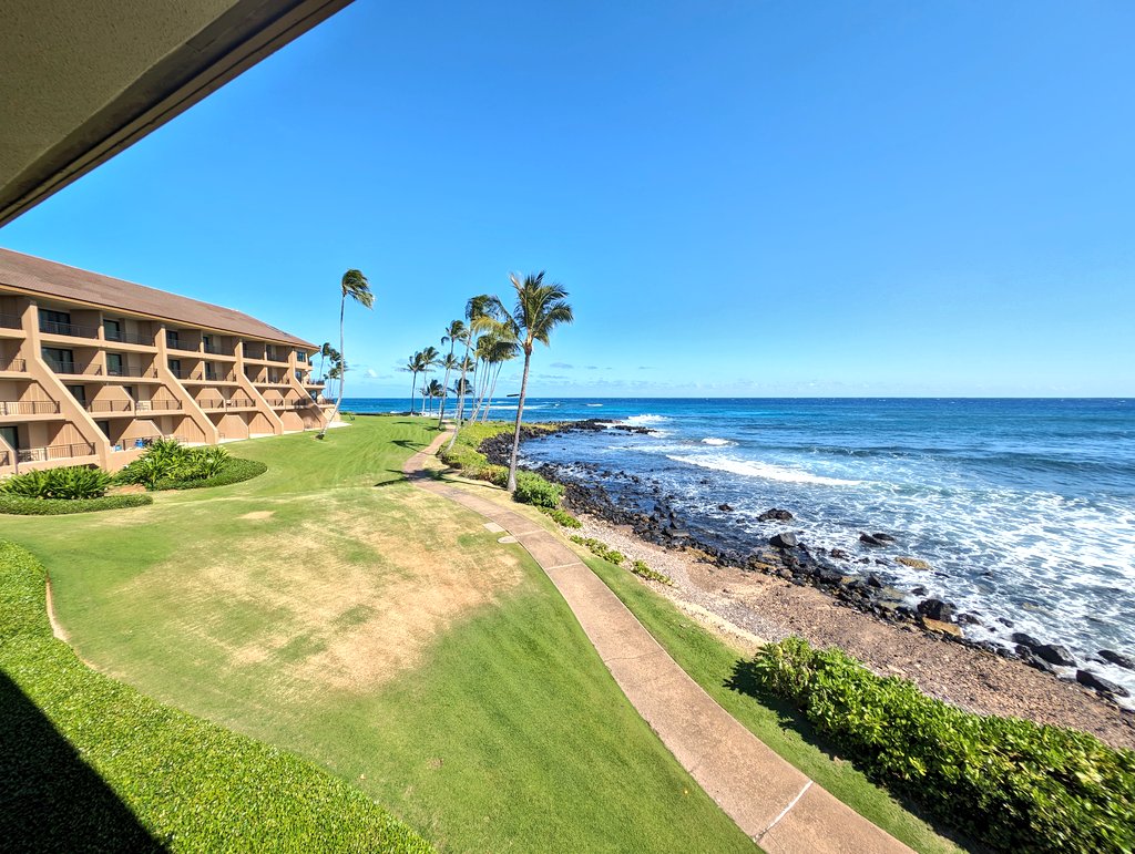 2nd view, now in Kauai!
Much quieter and way nicer resort. This is my speed with an end unit room 🥹😎