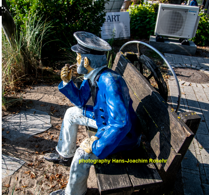 🍦 A taste of whimsy in Groemitz, Germany! This charming sculpture captures the joy of summer treats. 🌊⚓️ #PublicArt #Sculpture #Groemitz #StreetPhotography 📷: Hans-Joachim Rosehr