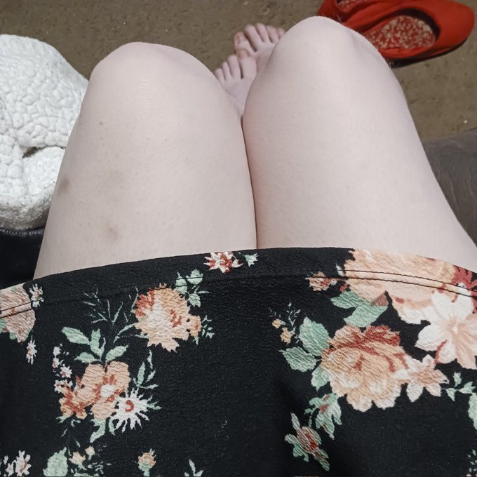 Felt cute and wanted to share some thighs 🥰🥰 https://t.co/ahI0Dyvo1i