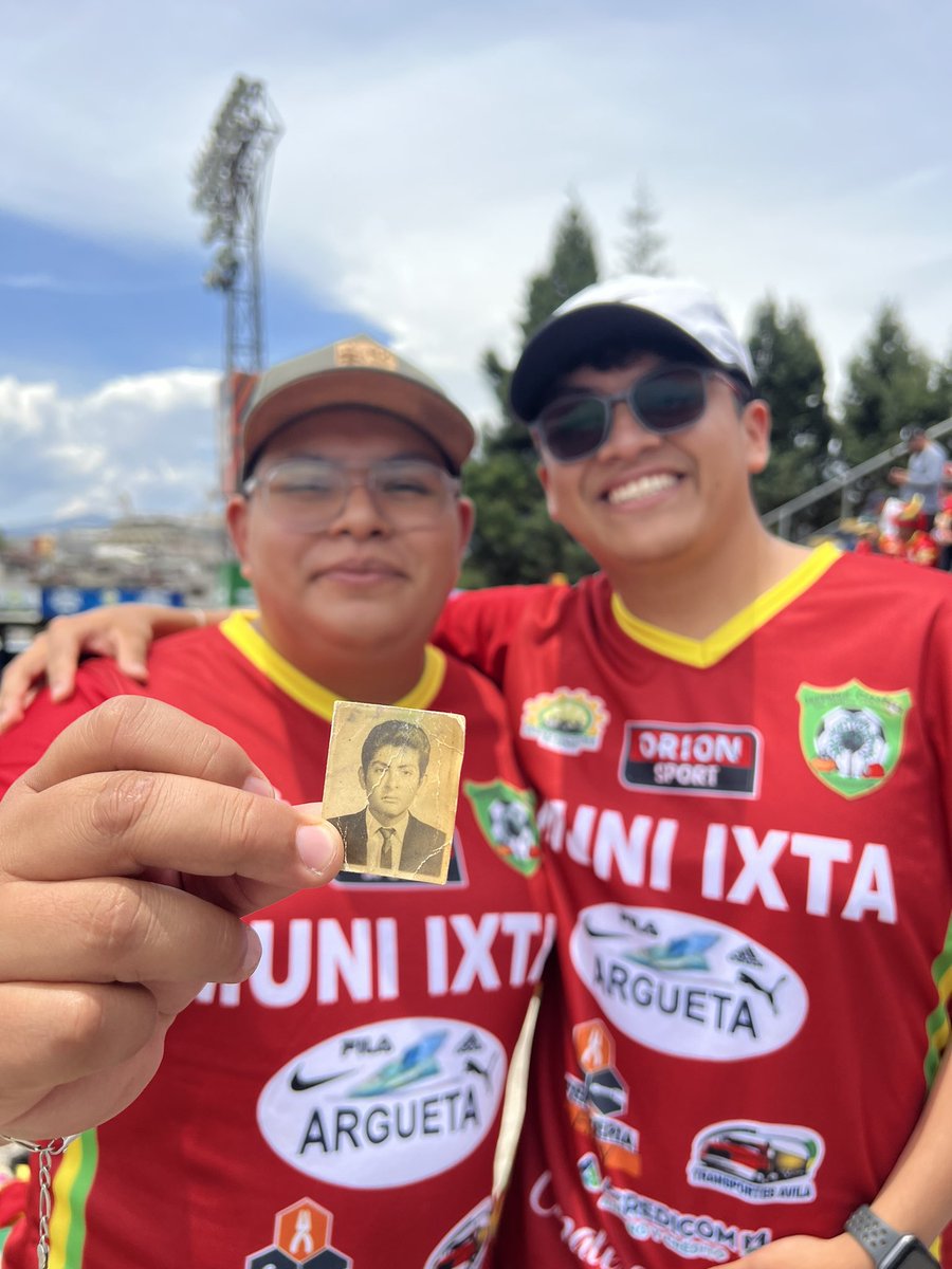 El fútbol propicia la construcción de relaciones humanas. El abuelito no está, pero sí está. Dos primos (los Herrera, de Huehue) unidos por los recuerdos del abuelo, que mira, seguramente, desde un lugar especial. El resultado no se les dio, pero el momento fue único ⚽️💜