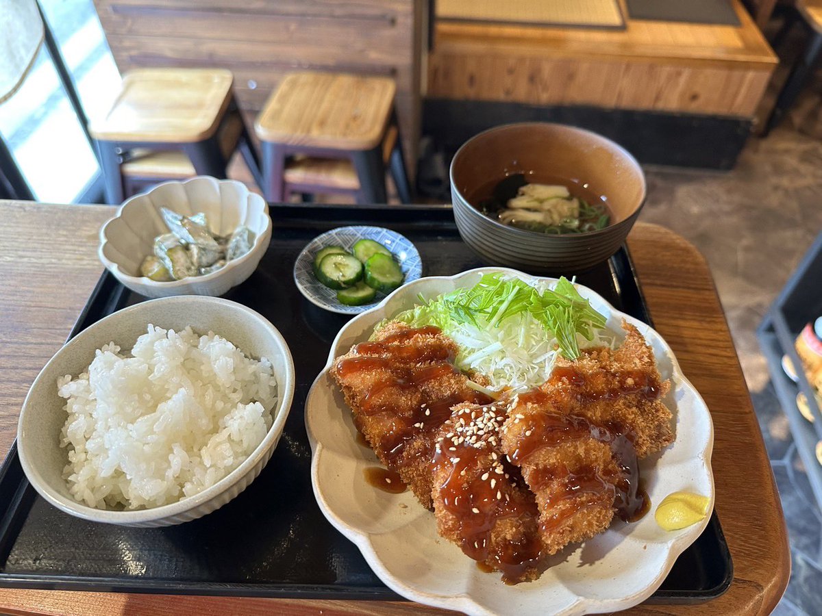 azamishokudooo's tweet photo. ���日のおすすめは、ご飯🍚が進んで進んで進みまくる✨豚生姜焼き定食😋
ぶちうまいでぇ〜👍

週替りは、人気の高い✨チキンカツ✨こちらもうんまいでぇ〜☺️

今週もお待ちしております😊

#東広島 #西条 #東広島グルメ #東広島ランチ  #あざみ食堂 #あざみランチ #パワー飯 #週替わり定食 https://t.co/kzOzvOyXcU