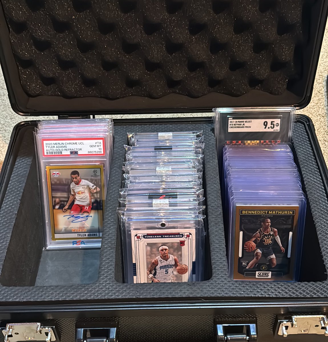 vdsportscards's tweet photo. Who is still up? Might do a late night final resale for ##vdstacksale before I start making the invoices from the sale 💪🏻

Remaining cards pictured in the right two rows👀🧨

5 likes and I’ll start making some more posts to finish/close up💪🏻🫱🏻‍🫲🏼

*mainly repeat cards* https://t.co/dKiWAgdcKx