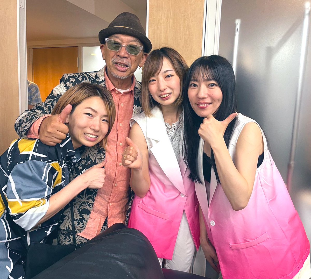 mirumpet's tweet photo. ロックな大人の音楽祭🥂ありがとうございました♪なんだかんだブラスガッツリ曲沢山で、ジャンルも幅広く楽しかったです☺️
終わった後も沢山のお客様にお声がけいただけて嬉しかった🌸🎺
皆で岡田士郎さんのhappy birthdayをお祝いしました🎂♪
#ロックな大人の音楽祭
#amsection https://t.co/YxDlqL7bm6