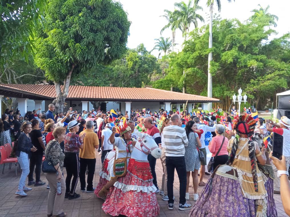 VillegasPoljak's tweet photo. Guarenas llevó sus hermosas tradiciones a La Casona Cultural Aquiles Nazoa en #Caracas. Se lució el municipio Plaza del estado Miranda. ¡Enhorabuena!

#Venezuela
#9Jun
#FelizDomingo https://t.co/7emnVEtirM