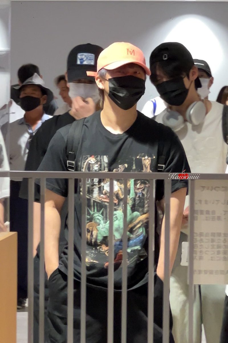 han_chocochip's tweet photo. Felix at the airport with a huge ass bible(?) while Changbin has that shirt on of Lady Liberty being railed by a T.Rex what an experience https://t.co/wzdB89Jbxs