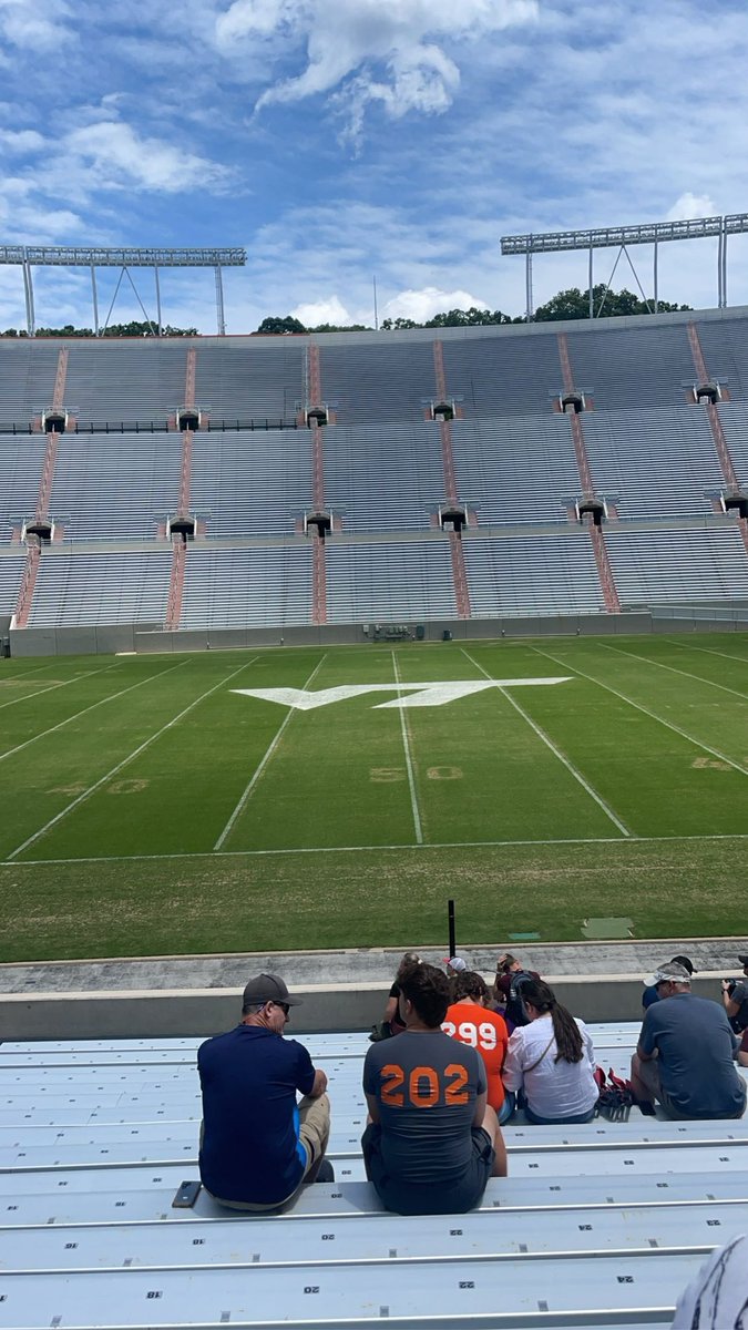 iantate23's tweet photo. Had a great time at @HokiesFB camp. 
height(no shoes): 5’11”7
weight:158.6
40:4.78
shuttle:4.47
broad jump:8’10 https://t.co/LWA3S6Nvgt