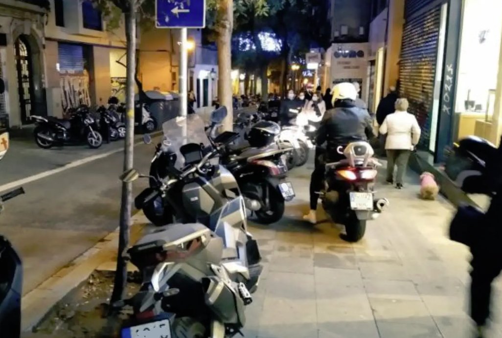 Terra_Futur's tweet photo. El problema de la moto és l'incivisme, circula pels carrils bus, bici, voreres, fa un soroll espantós i estant tirades per tot arreu, les motos han de ser silencioses, elèctriques i guardades en aparcaments com els cotxes, i si no, us compreu un patinet o agafeu el metro.🤷‍♀️ https://t.co/6v1iUWZpiq