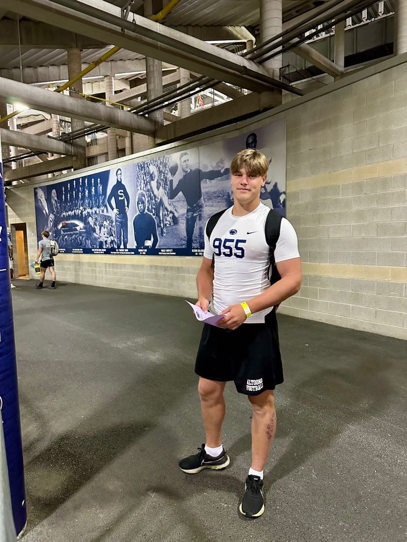 MarkHarrington_'s tweet photo. Big day at Penn State today as @CoachAllenPSU took the time to talk after the camp to me and my family about my position in the recruiting process, and about Penn State football. I also had the opportunity to meet Temple’s @everett_withers and was invited to a workout! https://t.co/DQwErfQwsn