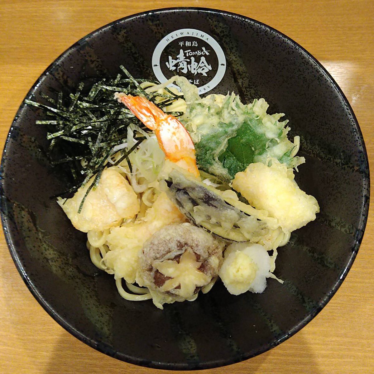 tombo_soba's tweet photo. 6月10日(月)
大将の日です❣️
《限定》
【海鮮天ぷら油そば】
大将の日なので、大正エビを使用🦐✨
ボリューム彩るイカ🦑に、青森出身の大将の想いを乗せたホタテ🐚
そこに野菜も加わります♪
白ご飯追加で"天丼"にもなりますね😎🍚
ご飯もの追加必須案件です❣️ https://t.co/TXKNmJZcTa