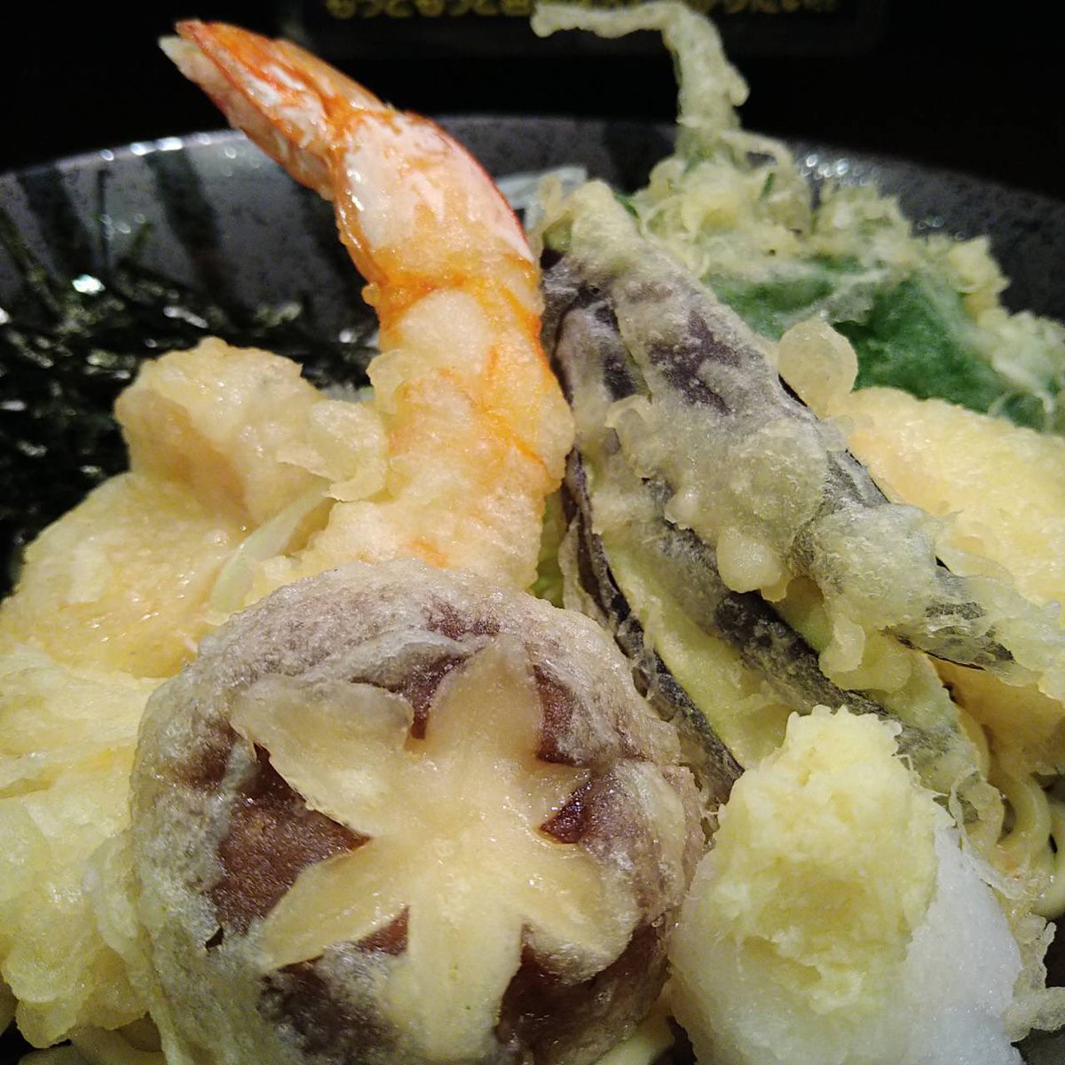 tombo_soba's tweet photo. 6月10日(月)
大将の日です❣️
《限定》
【海鮮天ぷら油そば】
大将の日なので、大正エビを使用🦐✨
ボリューム彩るイカ🦑に、青森出身の大将の想いを乗せたホタテ🐚
そこに野菜も加わります♪
白ご飯追加で"天丼"にもなりますね😎🍚
ご飯もの追加必須案件です❣️ https://t.co/TXKNmJZcTa