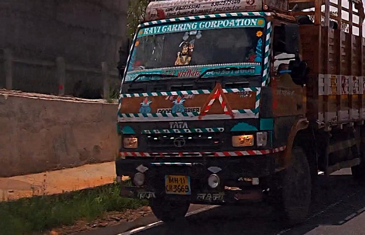 SidDebV's tweet photo. @tdkarnataka @MORTHIndia @CPMysuru
@nitin_gadkari @OfficeOfNG @CMofKarnataka 

Need to have strict patrolling on Mysuru - Bengaluru expressway. Driving the wrong way, endangering the lives of others, reckless, and many more violations https://t.co/ZijMtLJ8nE