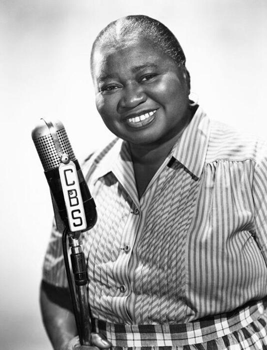 Dr_Mndonye's tweet photo. Today, Microsoft Edge prompted me to American actress Hattie McDaniel’s birthday. Born on June 10, 1893, she was the first black woman to win an Oscar award. Sadly, unlike all other Hollywood stars, she was not allowed to be buried in the Hollywood cemetery. #undeterred💐💐 https://t.co/sSQAzZCCnb
