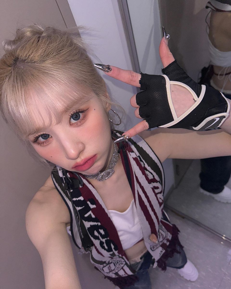 everymoonstep's tweet image. 이거 두 개가 지금까지 올려준 셀카 중에 베스트🤟🤟