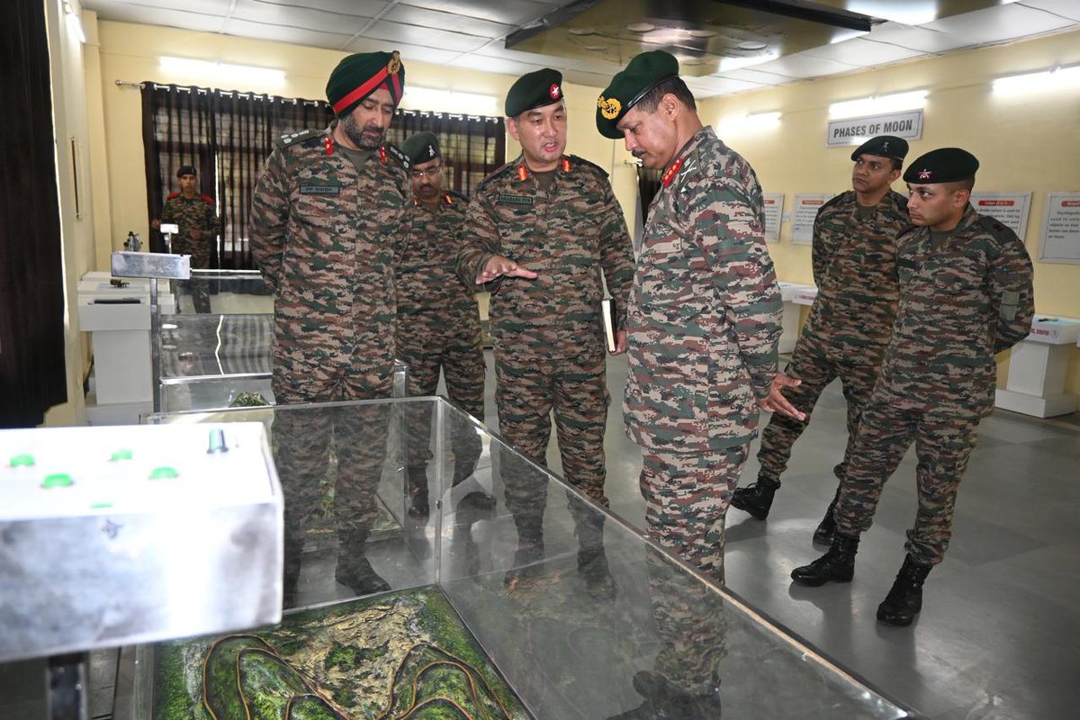 westerncomd_IA's tweet image. #InServiceOfNation
#TrainToExcel

Lt Gen AK Samantara,
#DirectorGeneral #Infantry visited 14 Gorkha Training Centre #Subathu to review the training standards and complimented the staff for ensuring exceptional levels of recruit training #Agniveer.
 
@adgpi