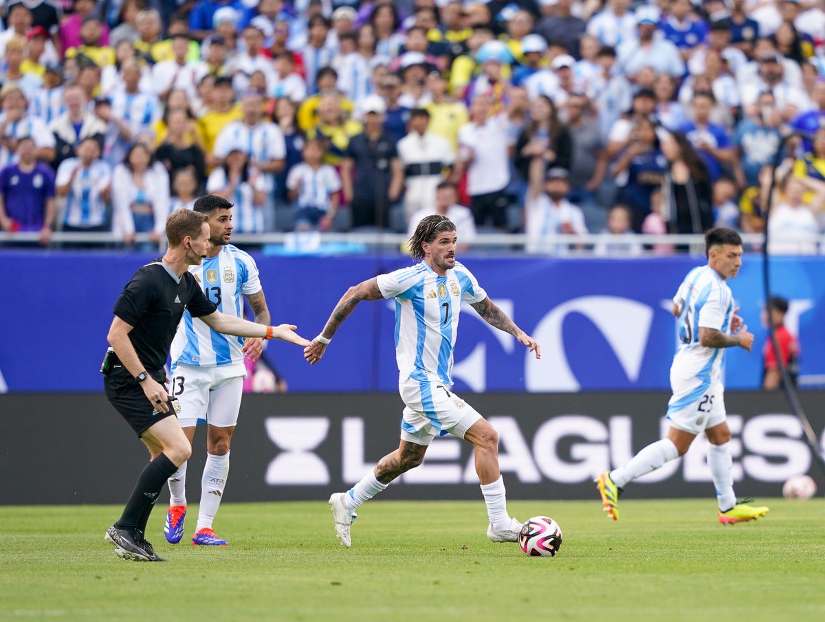 Argentina's tweet photo. 🏆 #SelecciónMayor 🎙️ Rodrigo De Paul:  "Siempre es duro enfrentar a Ecuador y creo que hicimos un gran partido. Sabemos de la exigencia y cómo se juegan estos encuentros. Debemos entender que hay momentos para jugar y otros para ser intensos". https://t.co/UhXs5BMbMS