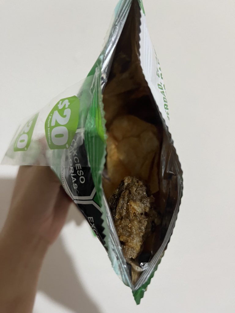 tiitatorres's tweet photo. Qué onda con el control de calidad de las chips 😥 @BarcelMx https://t.co/KpobudNMDI