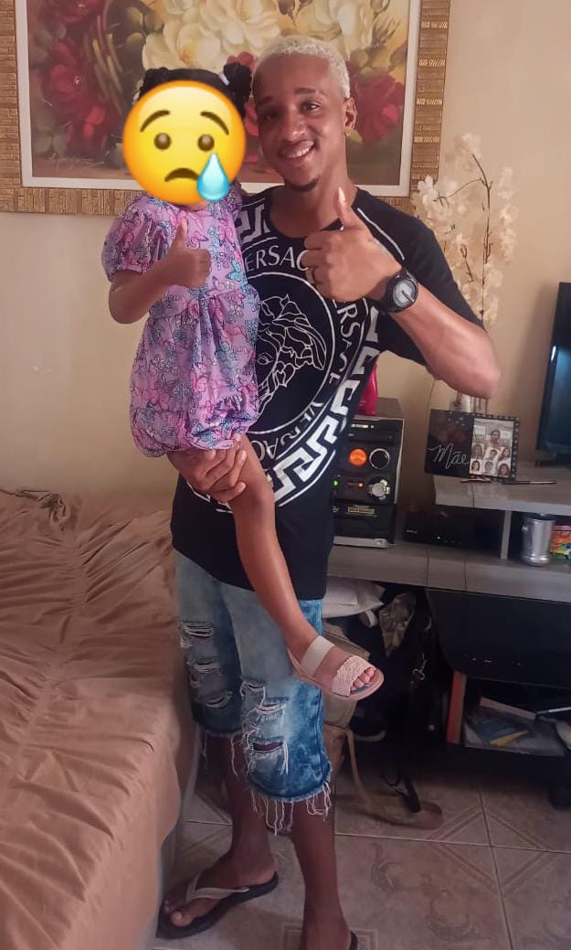crystine_karlla's tweet photo. @tinojunior 
Nós ajude a achar meu irmão..
Ele estava com essa roupa e com o cabelo loiro 😞 https://t.co/nBYZXumGAX