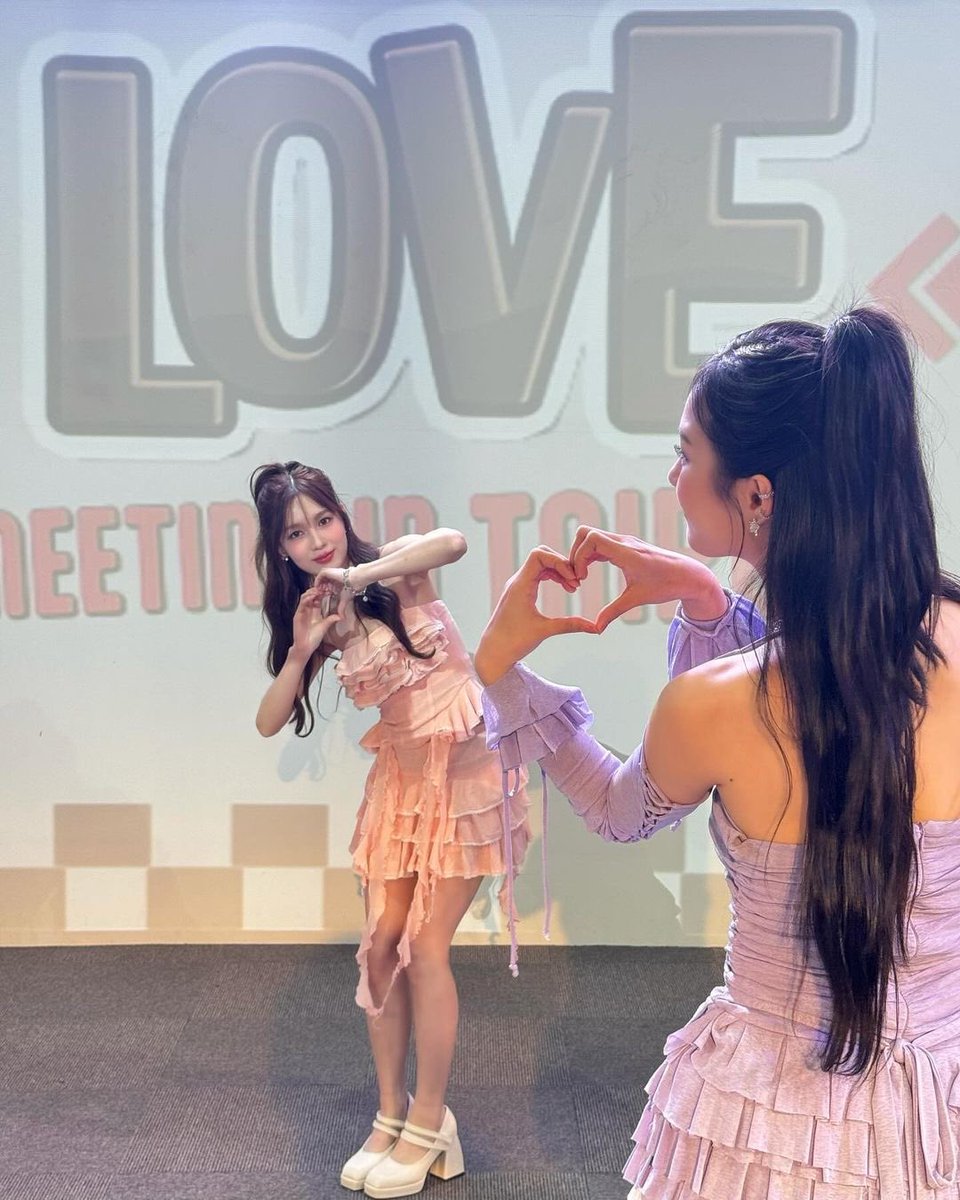 ttthxoxo's tweet photo. Ừ visual đầy đủ là ‘MilkLove’ nhưng căn hình căn góc up lên insta của mình tròn vẹn chữ ‘Love’ thôi. Là mình cố tình hay mình hữu ý vậy bạn ơi? https://t.co/fCtf2NVfpg