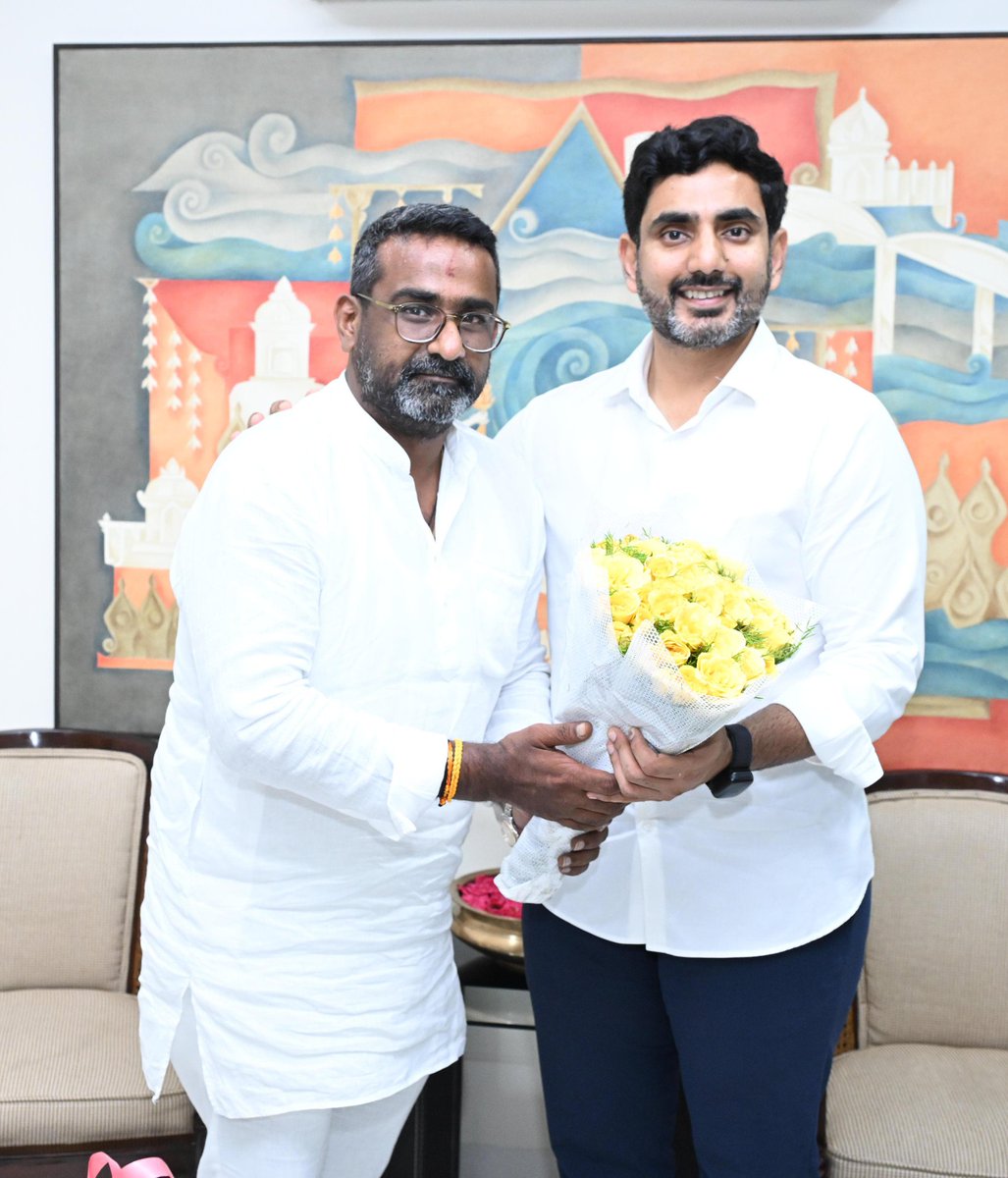 KEOfficial123's tweet photo. నిన్న హైదరాబాద్ లో తెలుగుదేశం పార్టీ జాతీయ ప్రధాన కార్యదర్శి ఎంఎల్ఏ శ్రీ నారా లోకేష్ బాబు గారి మర్యాద పూర్వకంగా కలిసి శుభాకాంక్షలు తెలియజేయటం జరిగింది 💛.
#keforpeople
#KeforPattikonda
#ke4pattikonda
#naralokesh
#mlasaab
#pattikondatdp
#TDPForDevolopment
#amaravathi
#tdpjspbjpwinning