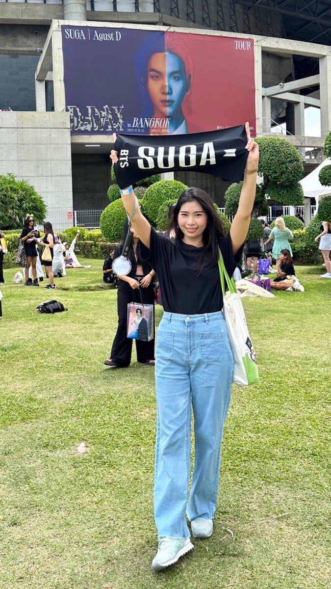 Pakkanun47's tweet photo. Just a blink of the eyes and 1 year gone by. I always keep every single moment from that day forever in my mind. 🥰💜

#D_DAY_TOUR_Bangkok #SUGA_AgustD_TOUR #Stage_For_ARMY #BTSARMY #D_DAY_TOUR_Bangkok2회차공연 https://t.co/sHNuPzD7PF