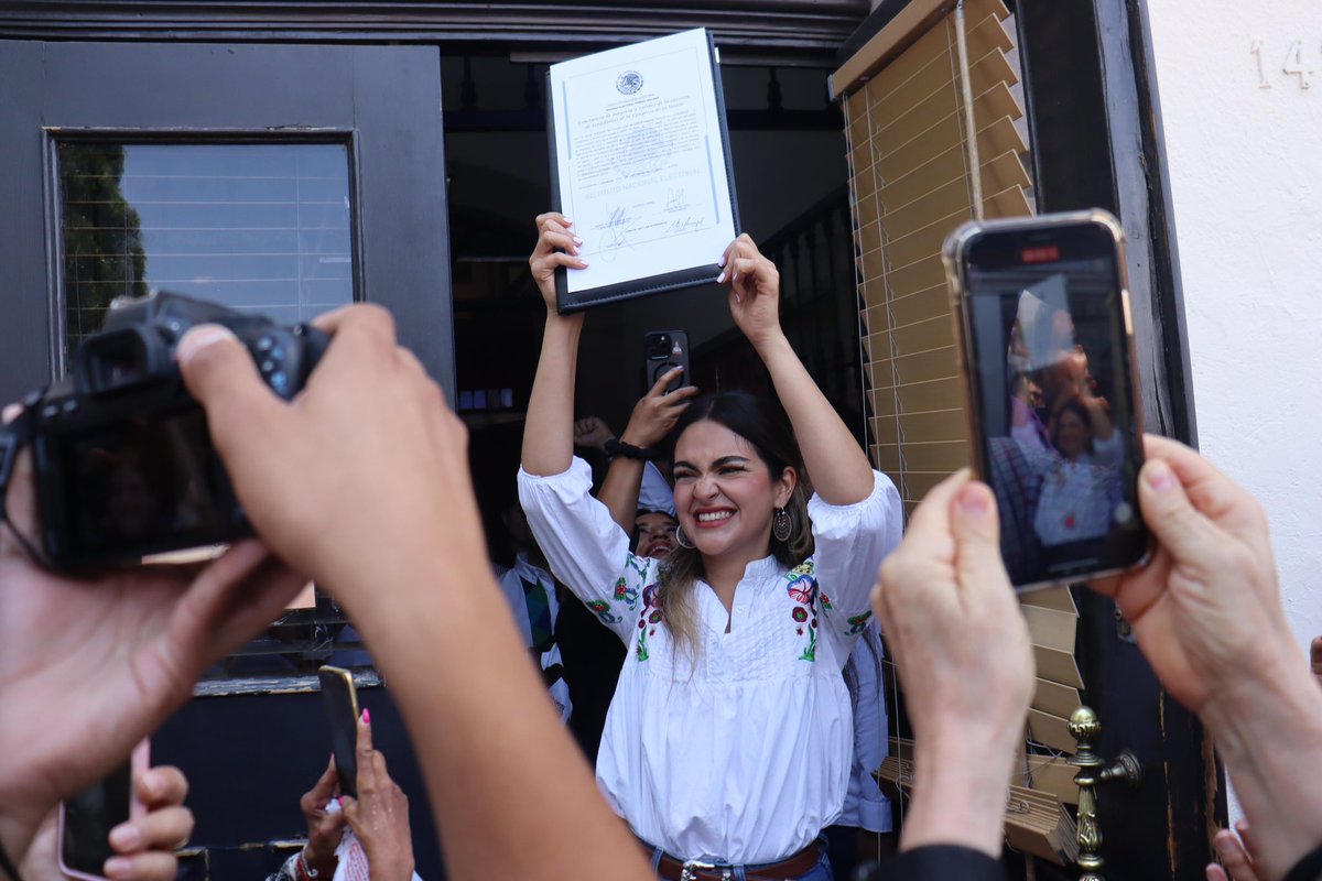 AndreaChavezTre's tweet photo. Solamente les permitieron salir dos horas de su trabajo para ir a votar, pero no se fueron a comer, no pasaron por casa: tomaron rumbo a su casilla y votaron por Morena. 

Les dijeron que Morena les quitaría su propiedad y su agua, pero sabían que era mentira, y llevaron a la Dra. @Claudiashein a la Presidencia con la votación más alta de la historia. 

Les dijeron que había que “defender a Chihuahua”, pero sabían que debían defenderse de quienes saquearon a Chihuahua. 

Les dijeron que no eran “chihuahuenses de verdad”, pero sabían que no es chihuahuense solo el que aquí nace: también el que aquí vive y trabaja honestamente.

Les dijeron que Morena no entraría en Chihuahua, pero no los escucharon, porque en Chihuahua el pueblo manda, y la Cuarta Transformación arrasó en las urnas con 265,000 votos de diferencia. 

Esta constancia de mayoría, que hoy me acredita como la chihuahuense más votada de la historia y próxima senadora, es de ellas y ellos: de las trabajadoras de la maquila, de los agricultores, de las mujeres valientes, de los chihuahuenses que aquí nacieron, y de los que llegaron desde todas partes del país.

De todo corazón, muchas gracias.