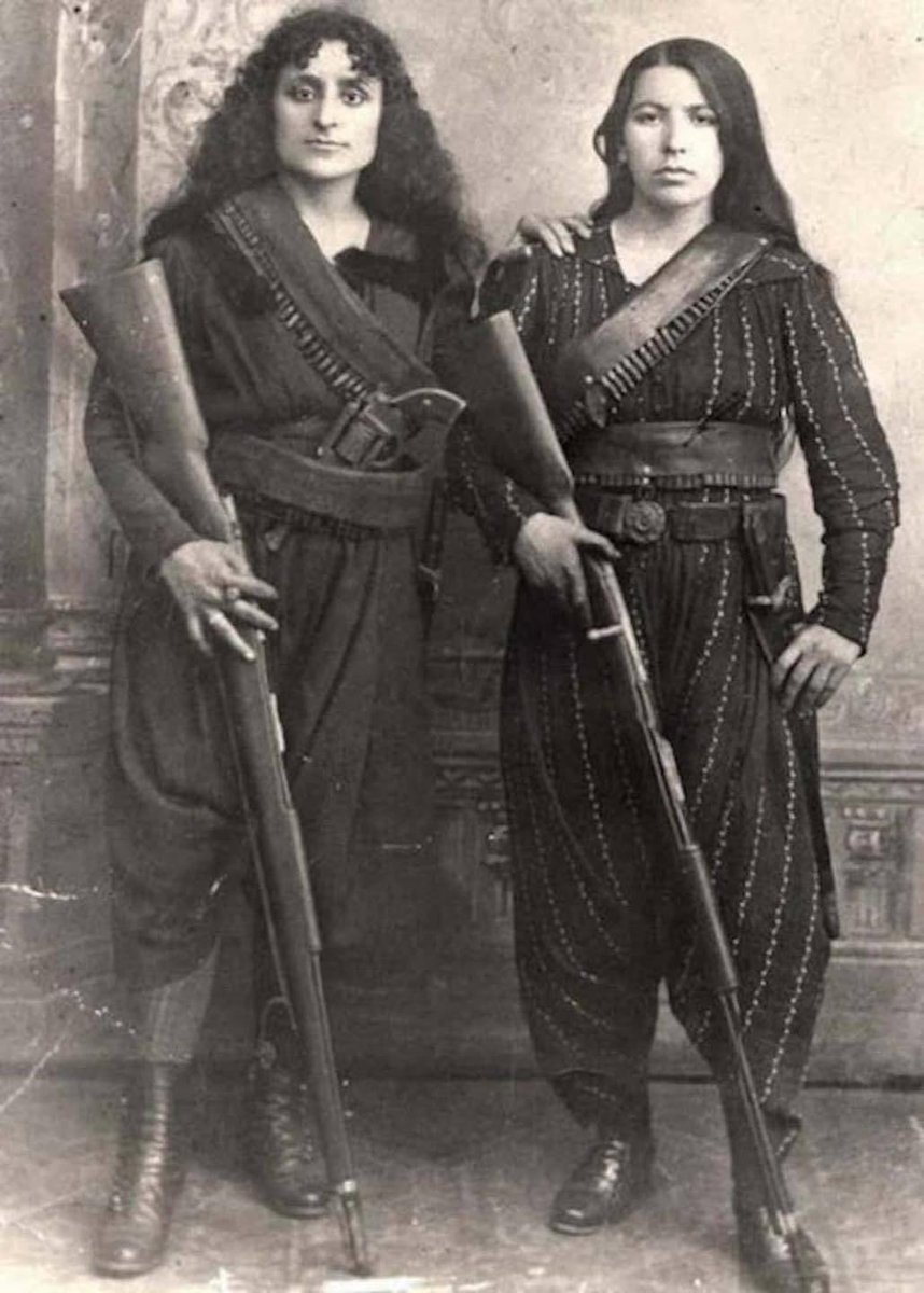 Ibishblog's tweet photo. Two Armenian women posing with their rifles before going to battle against the Ottomans https://t.co/D8PjSuyguR