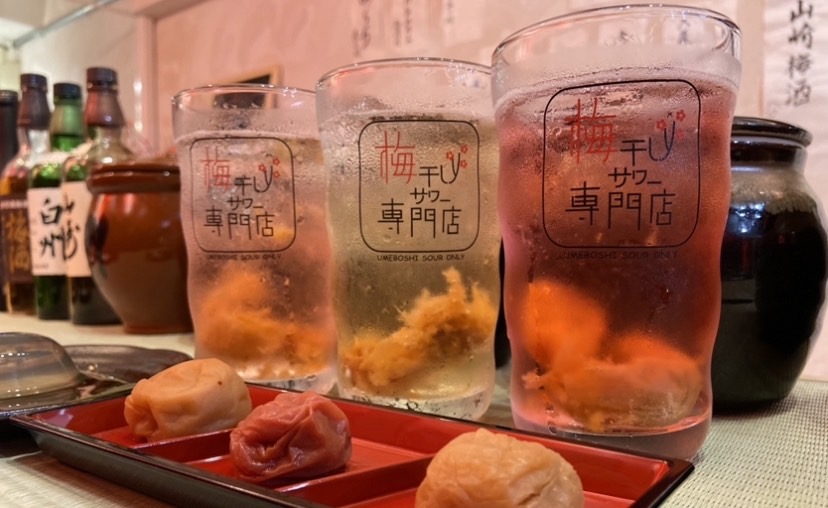 sakaiman100's tweet photo. 梅干しサワー専門店を恵比寿に6月6日にオープンしました
拡散してくれたら嬉しいです  
 
しそとかつお出汁の千紅梅  
 蜂蜜漬けの甘いじゅんちゃん 
 など6種類の独自の梅干しサワーを提供しています

お通し・チャージなし
1杯850円から楽しめます!

全国の梅農家を巡り渾身の梅干しサワー作りました

麦・芋・金宮の3種類の焼酎を選んで梅干しサワーを楽しめます

住所
渋谷区恵比寿1-22-23ヴェラハイツ恵比寿 1F
※セブンイレブンより2つ手前

営業時間17:00~23:30
月曜定休
