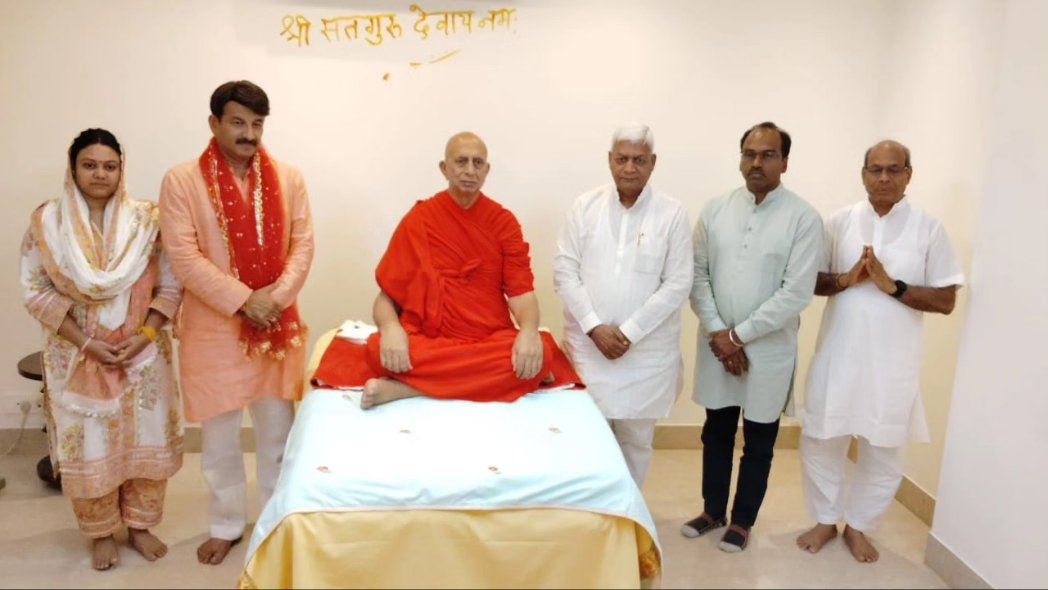 asst_media's tweet photo. दिल्ली से भाजपा सांसद श्री मनोज तिवारी एवं भीलवाड़ा के सांसद श्री दामोदर अग्रवाल, उदयपुर के सांसद श्री मन्नालाल जी रावत उपस्थित हुए इन सभी ने गुरु महाराज से आशीर्वाद प्राप्त कर भारतवर्ष के विश्व गुरु बनाने एवं सनातन भारतीय संस्कृति,धर्म एवं विचारधारा को आगे बढ़ाने का संकल्प लिया। https://t.co/vmwhnyplW9