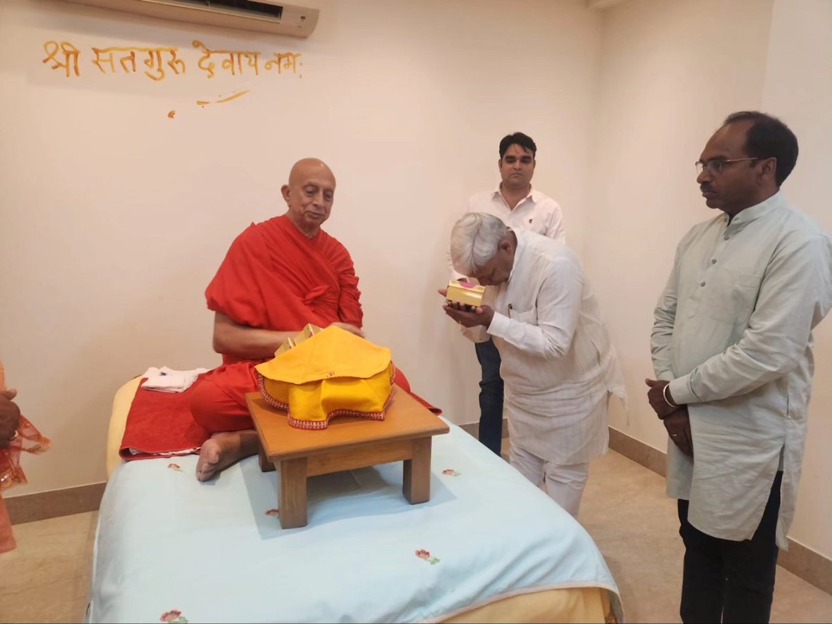 asst_media's tweet photo. दिल्ली से भाजपा सांसद श्री मनोज तिवारी एवं भीलवाड़ा के सांसद श्री दामोदर अग्रवाल, उदयपुर के सांसद श्री मन्नालाल जी रावत उपस्थित हुए इन सभी ने गुरु महाराज से आशीर्वाद प्राप्त कर भारतवर्ष के विश्व गुरु बनाने एवं सनातन भारतीय संस्कृति,धर्म एवं विचारधारा को आगे बढ़ाने का संकल्प लिया। https://t.co/vmwhnyplW9
