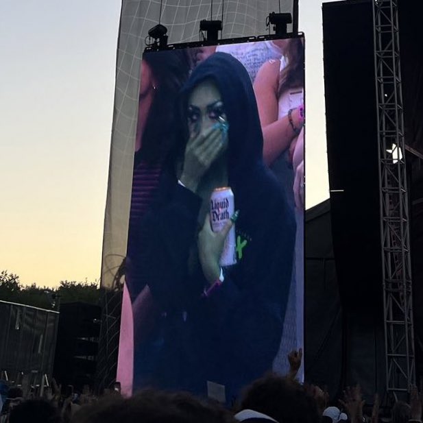 mysticaItime's tweet photo. elphaba when she found out glinda was her roommate at shiz university https://t.co/QM2boL48o6