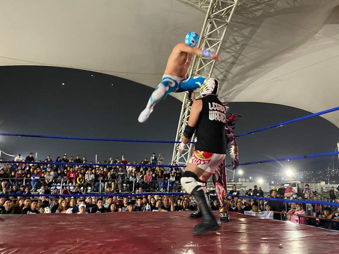 LaTijeraLucha's tweet photo. La lucha especial de la noche en el #RecintoFerialChimalhuacan es para la tercia técnica de #Radiante, #CiclonRamirezJr y #MissGaviota al vencer entre lances y espaldas planas a #Xibalba, #SimonBlanco y #AlebrijeBlack acompañado de #Chaneque, siendo premiados por la afición... https://t.co/dRr9vAcKbl