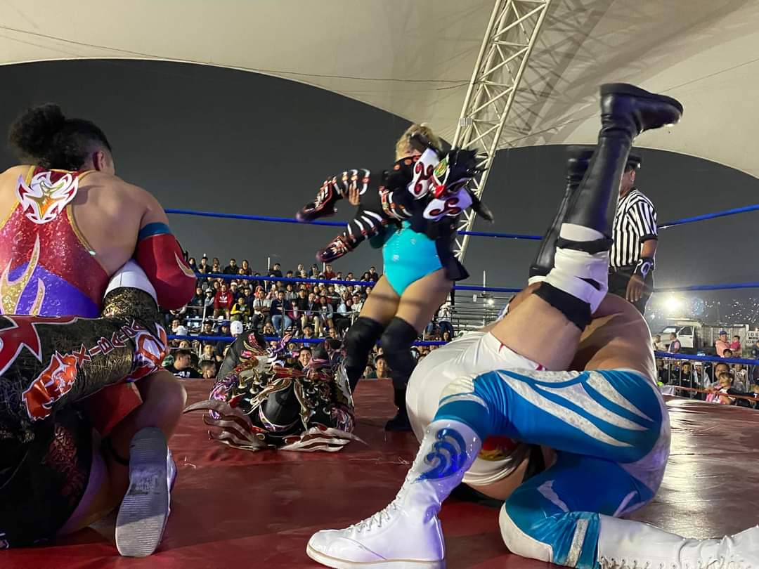 LaTijeraLucha's tweet photo. La lucha especial de la noche en el #RecintoFerialChimalhuacan es para la tercia técnica de #Radiante, #CiclonRamirezJr y #MissGaviota al vencer entre lances y espaldas planas a #Xibalba, #SimonBlanco y #AlebrijeBlack acompañado de #Chaneque, siendo premiados por la afición... https://t.co/dRr9vAcKbl